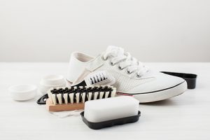 limpiar los zapatos de gamuza claros